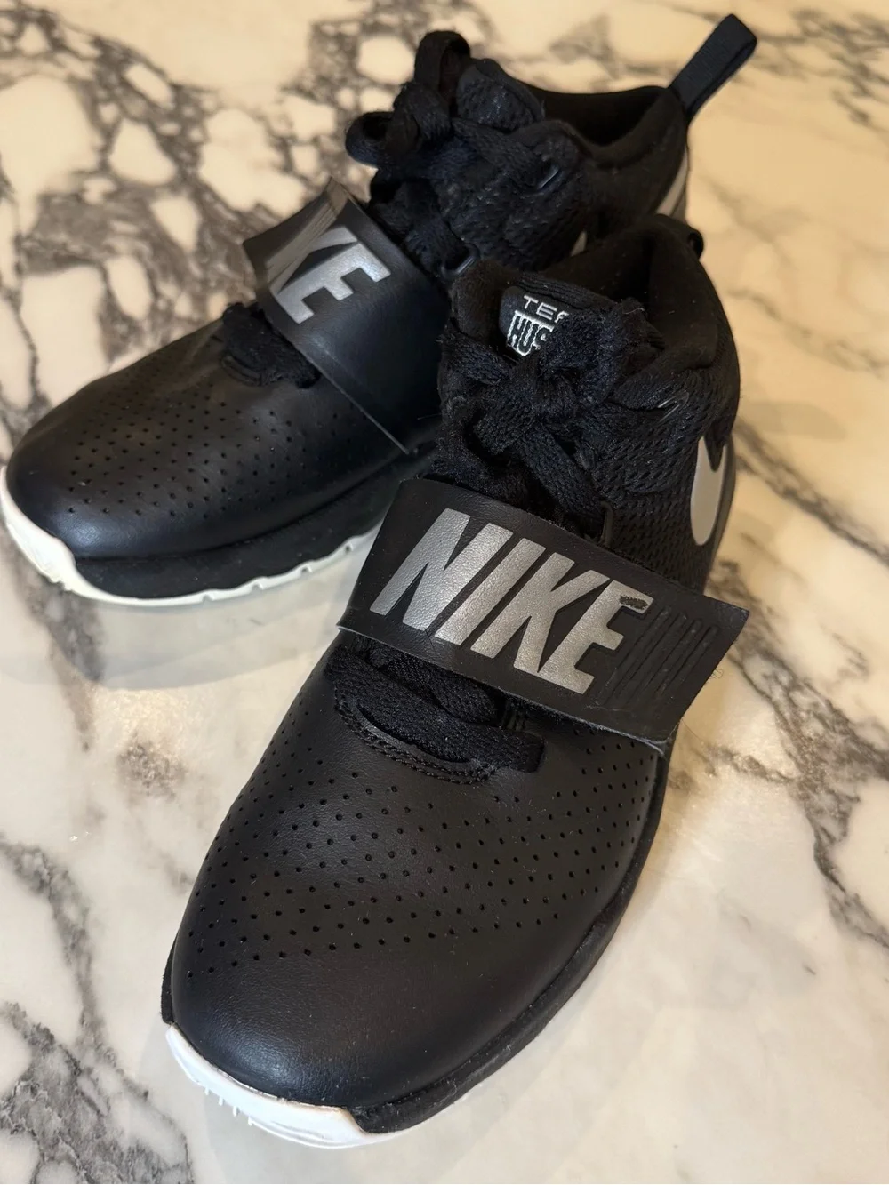 Nike Team Hustle D 8 GS Kids Basketball Shoes Black Silver 3Y 881941-001